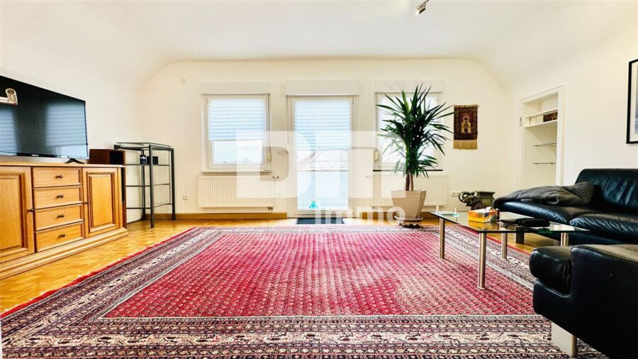 Umfangreich saniertes Ein- bis Zweifamilienhaus in idyllischer Ortsrandlage - OG / DG Wohnzimmer / Zugang Balkon